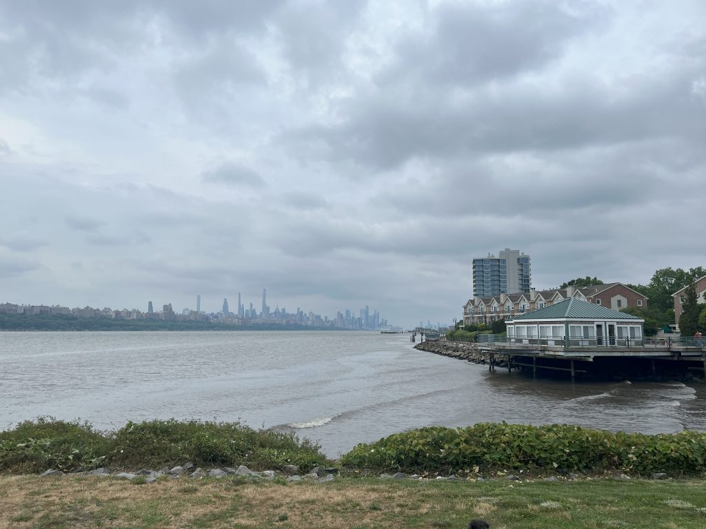 Buy house in Edgewater